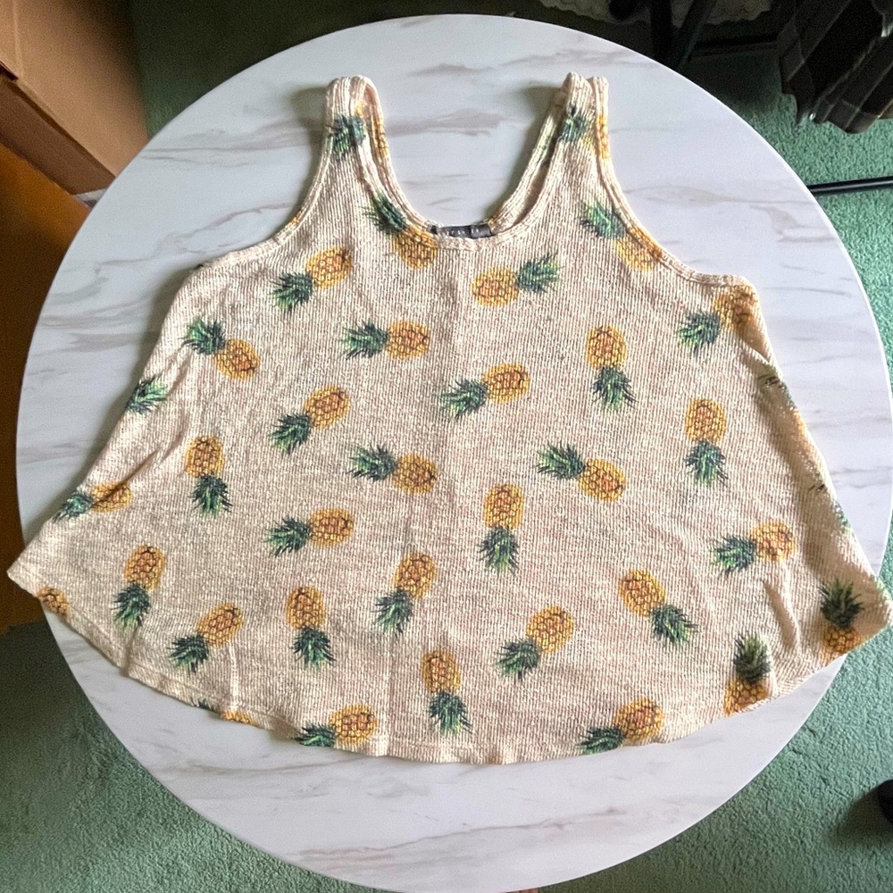 🏷️2/$20 - Suzy Shier - Flowy Knit Pineapple Tank - Size S